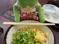 香川県と言えばおうどんを食べたくなるよね。
温ぶっかけうどんをいただいたよ。
相棒は素うどんにお揚げさんとかとろろこぶトッピングしてた。
大人気でうどんやさん行列だったよ。
旅行だとついつい食欲旺盛になるなー
めっちゃこしがあって美味しかったな。