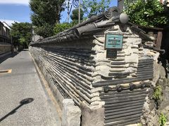 ＜谷根千レトロスポット8＞

「観音寺 築地塀」
ミルフィーユのような塀。
反対からきて「これは凄いな」と思っていると、登録有形文化財でした。