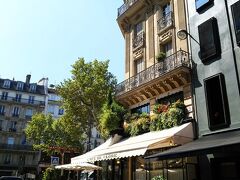 せっかくここまで来たし、別の日にまたサンジェルマン・デ・プレまで来ることはないだろうと思い、もうひとつの有名なカフェにも行ってみることにしました。

カフェ・ド・フロール(Cafe de FLORE)です。