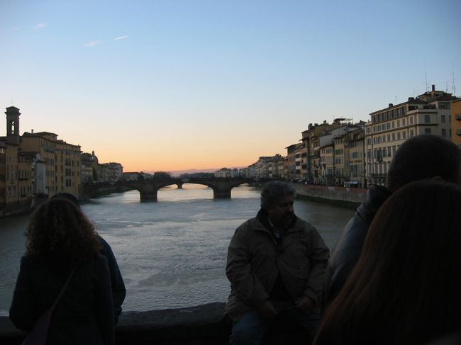 ベッキオ橋の上からの夕暮れ
