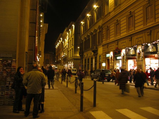 夜のフィレンツェの街