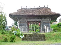 　ということで、湯殿山神社参拝後は、即身仏「真如海上人」が祀られている湯殿山総本寺・瀧水寺大日坊に行ってみることにしました。
　こちらは仁王門です。