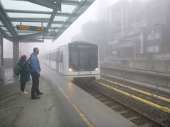 この日の朝は小雨交じり。
地下鉄を使って、郊外のホルメンコーレンジャンプ場を目指します。
「地下鉄」ですが、オスロ中心地を過ぎると地上に出ます。
駅を降りたら霧の中。