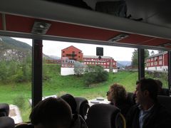 １５：４０　バス出発
ヴォスに向かうバスの一番のお楽しみはスタルハイム渓谷のつづれ折り。
山道の始まりはスタルハイムホテル。
海抜370mの崖の上に一軒だけ建つ山頂ホテルです。