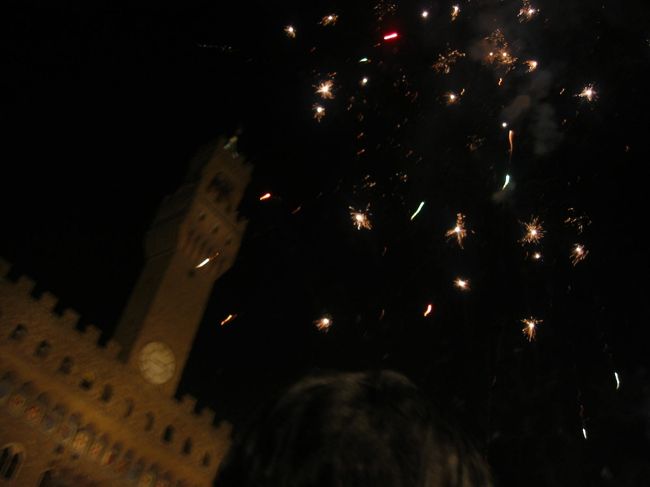 夜は、大みそかだったので、満員電車の中のような人込みでした。花火や爆竹で盛り上がっていました。