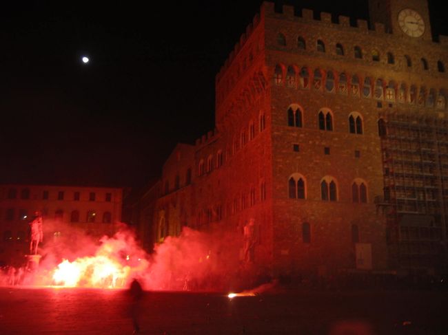 実は、この日、この写真の入ったカメラをぎゅうぎゅうの人ごみの中で掏られましたが、追いかけて行って取り返しました。掏ったやつが手にぶら下げていたので取り返すとビックリして”I'm sorry”と言ってました。