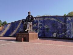 自動車で移動して、ウルグベク天文台跡へ。

入口には、ウルグベクの像が置かれています。