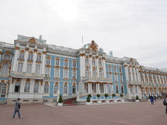 そして市内から1時間くらい？でエカテリーナ宮殿に到着！
朝は少し曇ってたけど、それでも綺麗なブルーの素敵な外観にうっとり