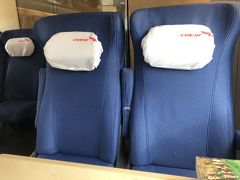 サプサン号座席です。

乗り心地も良く２等席でも十分くつろげました。

サプサン号を予約する際、昼食を車内で食べる為テーブル付きの４人掛けを予約。
私たちは進行方向の横並びに2席取って、向いにはロシア人の３０代くらいの男女が座った。男女は他人。

男性は女性に囲まれ、照れくさそうにビールを何本も飲み、酔った勢いでずーっと喋ってました。
私たちとの会話は、英語ですがなかなか理解できずちぐはぐな会話もありながら楽しく過ごせました。

モスクワで赤の広場や、レーニン廟に行ったというと「そんなところは若者はいかないと。もっと楽しいところがあったのに」と言われました。
