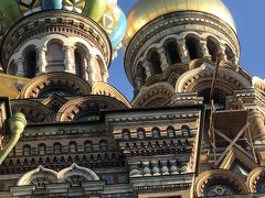 血の上の教会（ハリストス復活大聖堂）
1,881年皇帝アレクサンドル2世が暗殺された場所で、その息子が建てた教会。
ネフスキー通りから運河沿いに少し歩いたところ。中は観光地の教会という感じではなかった。チケット売り場は、裏に回りすぐのところ。入場料250ルーブル（414円くらい）建物の上部が工事中で、全体の写真が残念でした。
