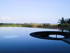 【バリ島３日目】

少し肌寒い朝です。
朝早く起きたので、いつもは賑やかなエントランスもしんと静まり返っています。