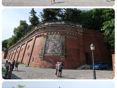 まずはケーブルカーで王宮の丘に上ります。