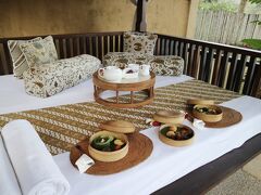 アフタヌーンティーのサービスがあると聞いたので、ガゼボにセッティングしてもらいました。