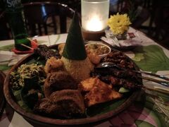 Rijsttafel（ライスターフェル）がオススメとのことで、そちらをオーダーしました。すごい量！でもバリっぽくて良い！！