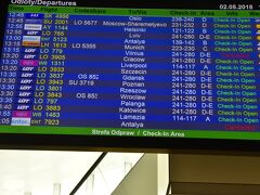 約２０分で空港駅に着きました。

チェックイン時刻とゲートを確認しなくちゃ。