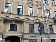 ホテルネフスキーイン
ホテルの立地が良く、地下鉄５号線Admiralteyskaya駅の前でした。
エルミタージュ等徒歩で行ける場所で、スーパー、薬局、マクド、ハンバーガーショップ等々全てあります。

綺麗で清潔なホテルです。リビングルームの様な部屋での朝食。アットホームな感じのホテルでした。
ただ４階の階段が少々きつかった。

サンクト・ぺテルブルクで３泊しましたが食事つき１泊4,200円程で立地は抜群。
booking.comサイトで地図から立地と値段を比較。自分の思う所に予約できました。

観光を終えホテルに戻ったのが11時過ぎ。この時間になってようやく暗くなったかな？とにかく白夜で一日が長い長い。
夜景好きな私でも、毎日昼が長く寝不足で、暗くなっては出かけませんでした。