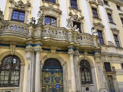 ヴロツワフ大学

1702年、ヴロツワフがハプスブルク家の支配下にあった時に設立されました。

バロック様式の講堂”アウラ・レオポルティナ"はコンサートなどにも利用されています。

１８７９年、ヴロツワフ（旧ブレスラウ）大学から名誉博士号を授与されたドイツの作曲家、ヨハネス・ブラームスは。その返礼の意味を込めて《大学祝典序曲》を献呈。
１８８１年に初演されました。
この音楽、私が高校生の頃”旺文社ラジオ講座”と言う高校生向けのラジオ番組のテーマ音楽でしたので、この音楽が流れてくると、暗黒の受験生時代を思い出します。

