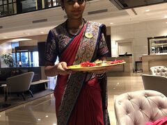 着きました、Taj Lands End 

インド美人が ビンディーを付けて ウェルカムしてくれます。

Taj ホテルは
インドブランドの高級ホテル。
ランズエンドというくらいなので
ムンバイの海沿いに突起しているところのほぼ先端に建っている