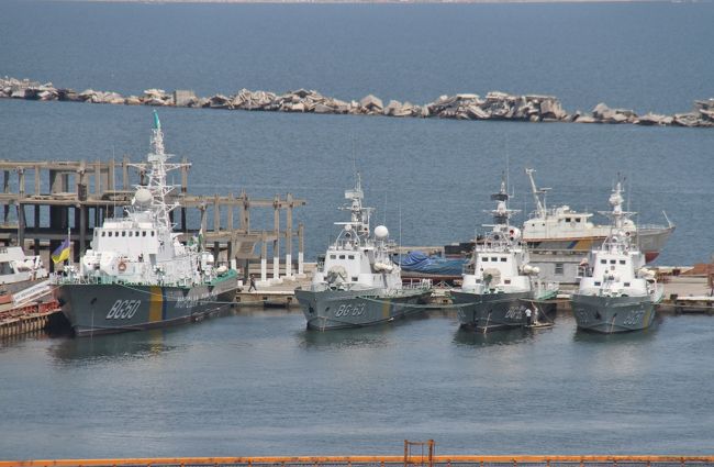 歩いてオデッサの階段の方へ。<br />途中ウクライナ海軍(海上警察?)の船が見えた。