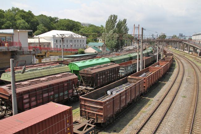 港と階段の間には貨物列車が走っている。