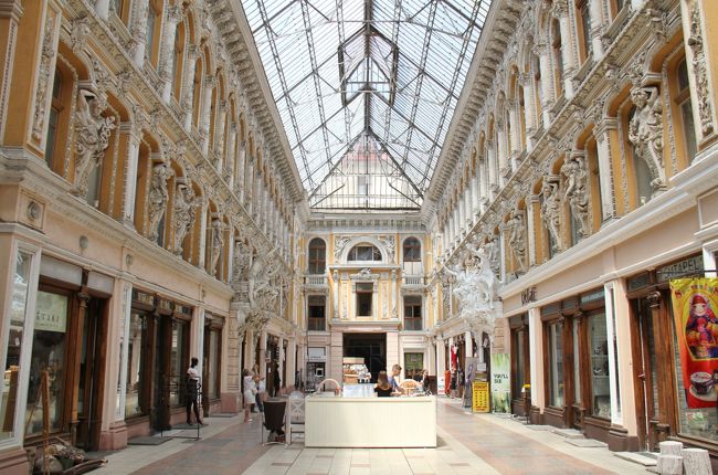 パサージュ。<br /><br />フランスとかにあるパサージュ程の活気は無いが、十分に美しい。　