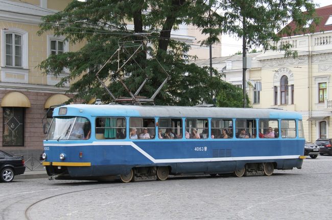ラトビアのリガに行った時（https://4travel.jp/travelogue/11202551）に見たトラムと同じ形のやつが走っている。<br />でも、リガトラムよりも遥かに薄汚い笑<br />