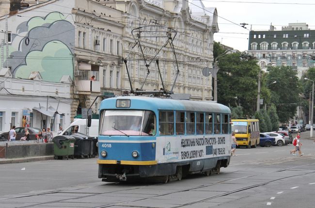 薄汚いトラムに乗って、ホテルに向かう。<br />めちゃくちゃ混んでいた！