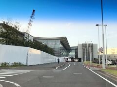 家を出て1時間あまり、
６時前には羽田空港に到着しました。早かったぁ！