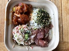 ロコ達に人気のお店、Da Poke Shack でお勧めのポキのプレートです。醤油味は、日本人好みだと思いますが…ガーリックの方（上）は、かなり辛かったです。このプレートは、2種類のポキとライス、数種類の総菜から1種選べる人気のプレートでした。レジで、「FURIKAKE IRU ?」って、聞かれました。それまでは、英語対応だったのに…　笑