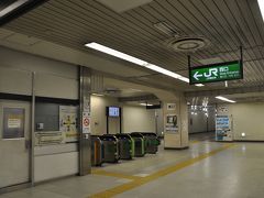 　早朝の馬喰町駅改札です。