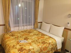部屋はいつもの東横インだなという感じ。
でもベッドはビジネスホテルとしては広い方で有り難いです。