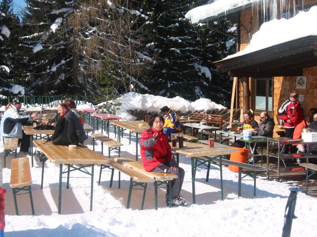 途中にあちこちレストランがあります。