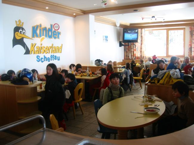 日本人のスキー教室があっていたので最初の数回は参加させました。