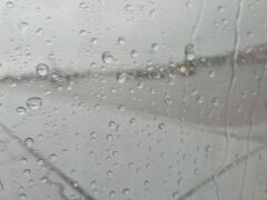 グアム空港に到着です。
途中、台風20号を通過した際にかなり揺れましたが、空港についたらどしゃ降り～
入国審査が混雑しているらしく、しばし機内で足止めとなりました。
