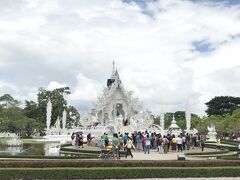 時計塔近くから、タクシーで白いお寺、ワット・ロンクンへ。見てみたかったから、うれしい。でもすごい人！中国人観光客が多いのかなぁ？大型のバスがたくさん来てました。