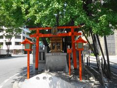 太融寺さん近くに、大きな道路を塞ぐように小さな神社があります。
ご神木の大きなイチョウの下の社には、龍王大神（雄神）とあります。
この一帯は太融寺さんの境内だったようで、白蛇を神様として祀っているとのことです。
