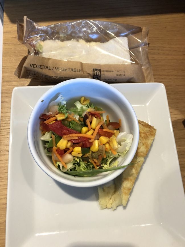 余りにも長いので、予定通りラウンジへ行き、食べ物・飲み物に不自由することなく時間を過ごす<br /><br />ラウンジ名は「Plaza mayor」<br />ターミナル４（イベリア航空専用ターミナル）にありシェンゲン圏内便への乗換の際に利用可能<br />場所は少し分かりづらい<br />お店がたくさん入っているフロアのひとつ上の階にある<br />入国審査を終え、国内便の荷物検査が終わると、流れでショッピングモールを抜けてしまうのだが、その手前のエスカレーターでひとつ上の階に上がる方が楽<br />ショッピングモールを抜けた後でも、上に上がることは可能なのだが、一方通行の自動ドアがあったりして戻って来れるか不安になる（ちゃんと戻って来れるので、安心して突き進んでください）