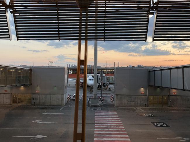 夜の９時は回っているが、ヨーロッパの夏らしいこの明るさ<br />空港もかなり閑散となった時間に、サンティアゴ・デ・コンポステーラへ向け出発