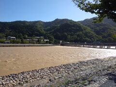 15：31
映画村を堪能したので、バスにもう一度乗って今度は嵐山のほうにやってきました。
渡月橋の川が先日の台風の営業なのかすごい濁流になってましたｗ