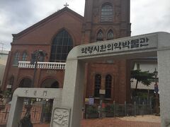 大邱第一教会の前の不老門
ここをくぐると薬令市韓医薬博物館へ通じます。
