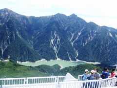 大観峰（標高２,３１６ｍ）

長野県と富山県の県境、左側の赤沢岳（標高２６７８ｍ）の地中をトロリーバスで抜けてきたことになります。