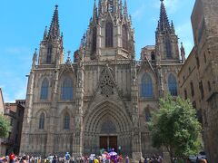 ”カテドラル”(Catedral de Barcelona)正面です

サンタ・エウラリア大聖堂です
