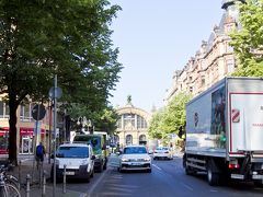 正面に見えるのがフランクフルト中央駅。駅に背を向けて歩いて行けばレーマ－広場にたどり着くはずなのです。