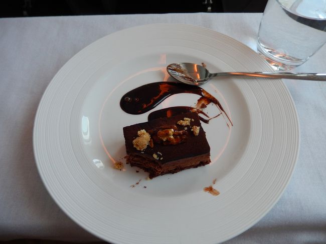 <br />　デザートはチョコレートケーキ。<br /><br />　濃厚。食べてる途中に、シェフが後ろから来た。<br /><br />　初めて見たわ。