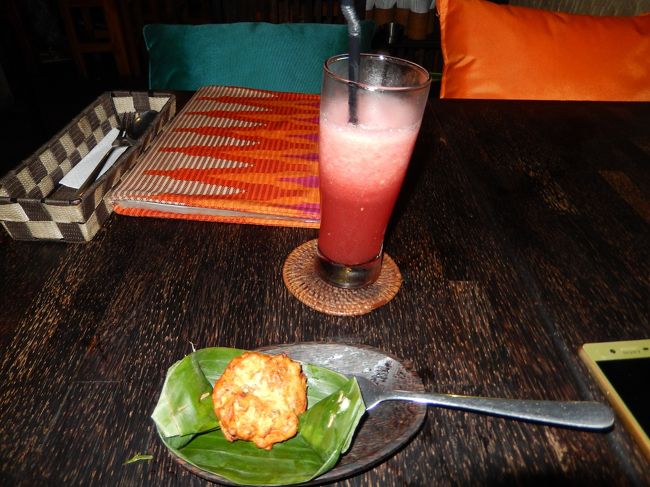 　入国もほぼスムーズに。しかし、イミグレの審査官挙動不審。<br /><br />　キョロキョロとあらぬ方向を見ている。あれ！おかしいと思い<br /><br />　審査官をガン見。ようやくパスポートを受け取ってスタンプ確認。<br /><br />　問題なし。良かった。<br /><br />　お迎えのドライバーさんとも無事に合流ウブドへ。<br /><br />　アラヤリゾートジュンバワンに到着。<br /><br />　その前に、ビアビア＋でディナー。安くて美味しい。<br /><br />　スマンカジュースと何か。<br /><br />　本当はヴァイスロイバリに泊まりたかったんだけど、年々アロマの香りがきつく<br /><br />　なって泣く泣く断念。香りが苦手な私。