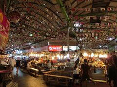 広蔵市場の中央から。揚げ物やらビビンバやら海苔巻やら、あらゆる韓国料理の出店が並んでいる。