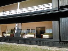 さて、イタリア大使館別荘から二荒山神社側に200メートル進んだところにイギリス大使館別荘があります。
ここはモダン！黒！白！展示！という感じです。
そして、何よりもイタリア大使館別荘と違って地獄のように暑かったです。