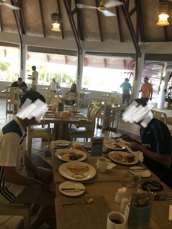 朝はスタッフがコーヒー紅茶を注ぎに来てくれます（無料）