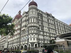 あまりにも有名な
Taj Mahal Palace とは隣接した姉妹ホテル

お値段と、ツインベッド希望の関係で
タワーに滞在することにしました。