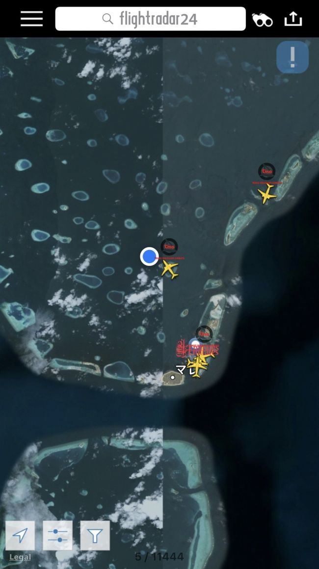 現在地をフライトレーダー24で見てみました<br />環礁のど真ん中